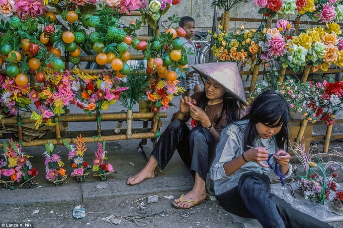 Hai cô gái bán hoa giả tại một góc chợ Mỹ Tho