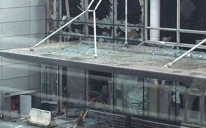 Kính sân bay Brussels nát vụn vì sức mạnh vụ nổ