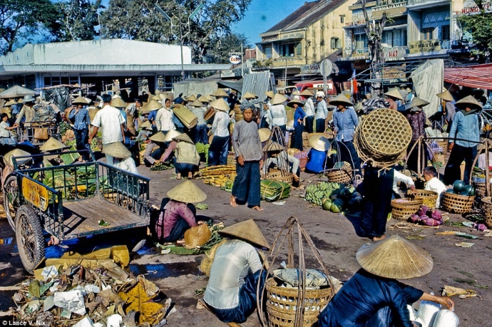 Một phiên chợ tấp nập tại Mỹ Tho năm 1969