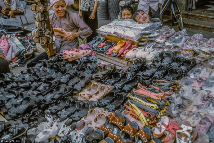 Quán bán giày dép tại chờ Mỹ Tho năm 1969