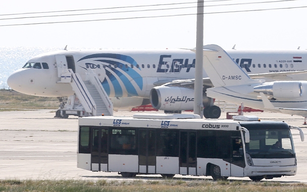 Một chiếc xe bus đã được đưa tới sân bay Larnaca đ