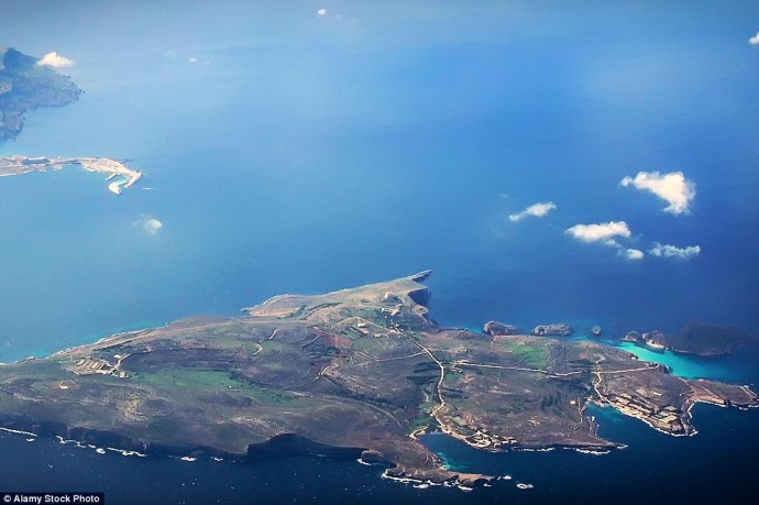 Hòn đảo xanh biếc hiện lên giữa biển tr