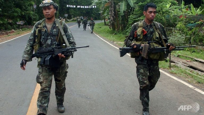 Quân đội Philippines tuần tra trên đường 