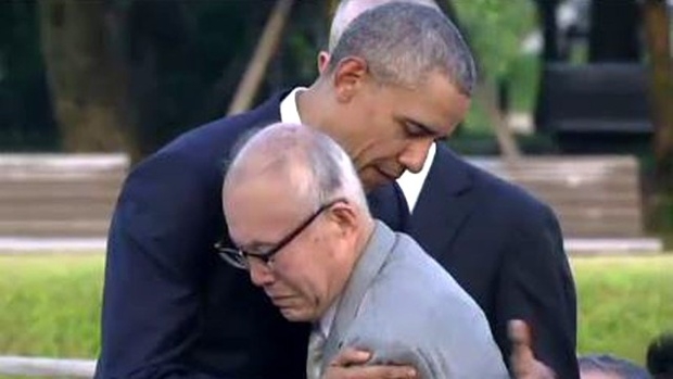 Tổng thống Mỹ ôm chặt một nhân chứng 