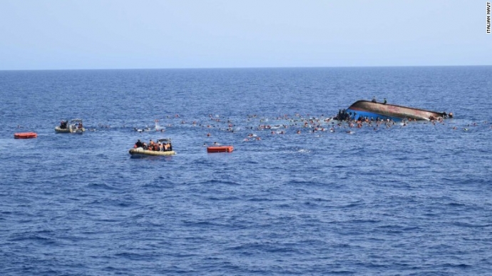 Người tị nạn cố bám vào phần thân tàu đang nổi chờ
