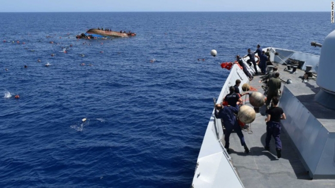 Thủy thủ Italy thả các thiết bị nổi xuống nước để 