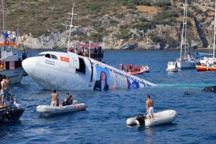 Cận cảnh công tác hạ chìm chiếc Airbus A300 xuống 