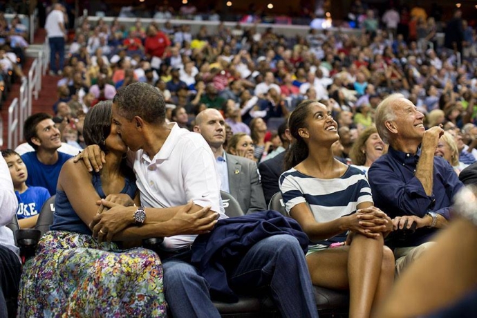 Khoảnh khắc ngọt ngào khi ông Obama hôn Đệ nhất ph