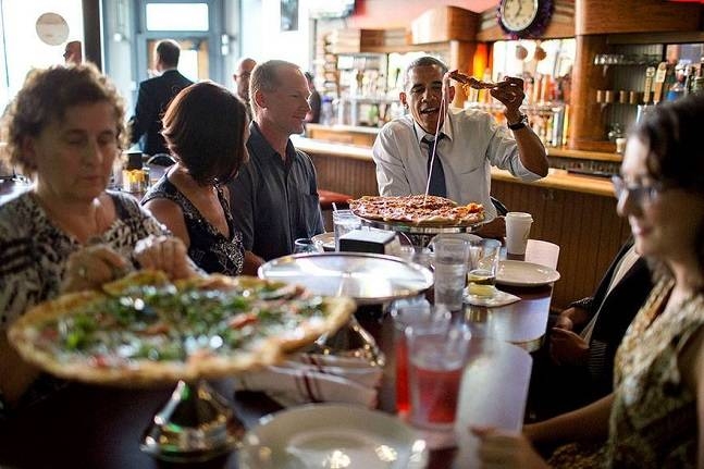 Ông Obama ăn pizza cùng một số người dân viết thư 