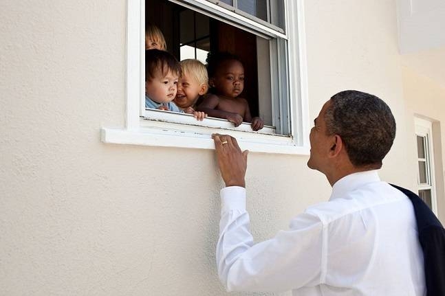 Ông Obama trò chuyện với trẻ mồ côi qua cửa sổ