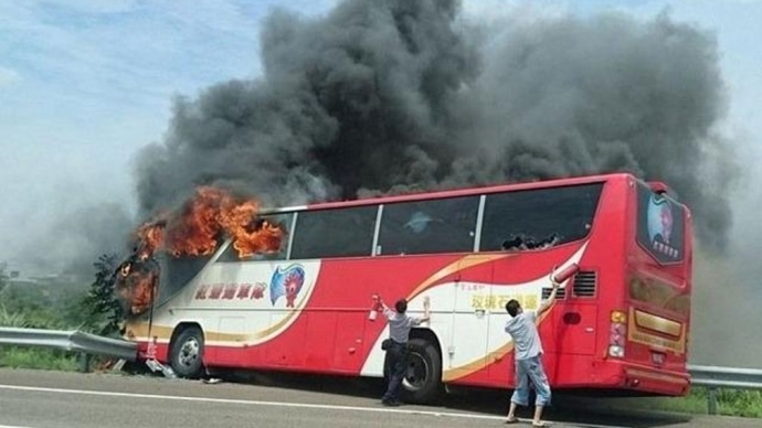 Hiện trường vụ tai nạn xe chở khách du lịch tại Đà