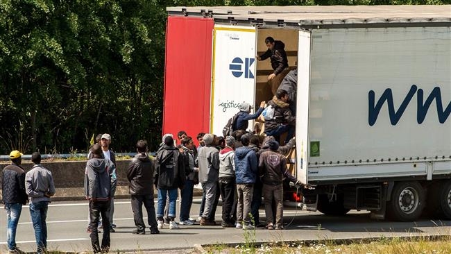 Một xe tải chở người tị nạn từ thành phố Calais và