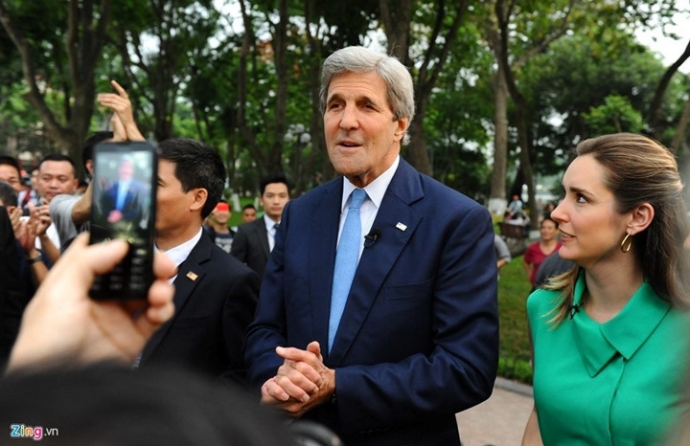 Ngoại trưởng Mỹ John Kerry (giữa) trong chu