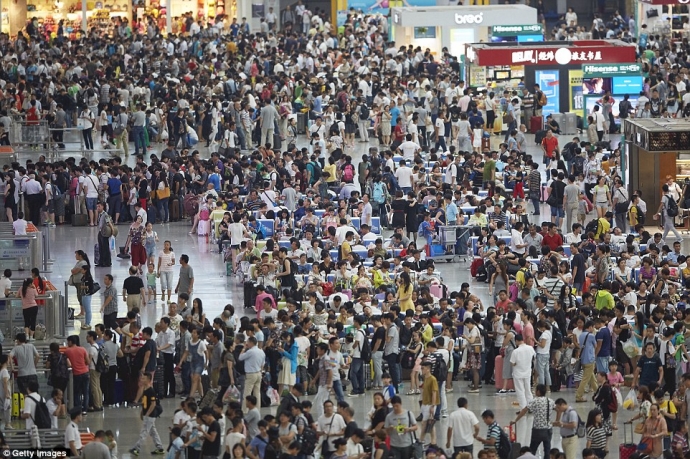 Cảnh hành khách đông như kiến tại Sân ga Hongqiao,