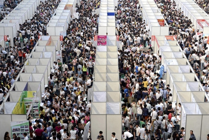 Hàng nghìn người tới tham dự hội chợ tìm kiếm việc