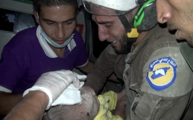 Nhân viên cứu hộ oà khóc khi ôm bé sơ s
