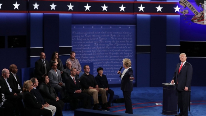 Bà Clinton trả lời câu hỏi từ cử tri đư