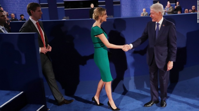 Chồng ứng viên Hillary Clinton bắt tay con 