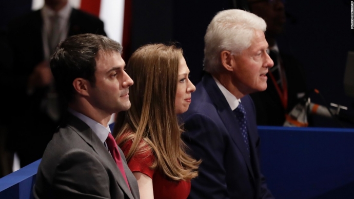 Gia đình bà Hillary Clinton tại buổi tranh lu
