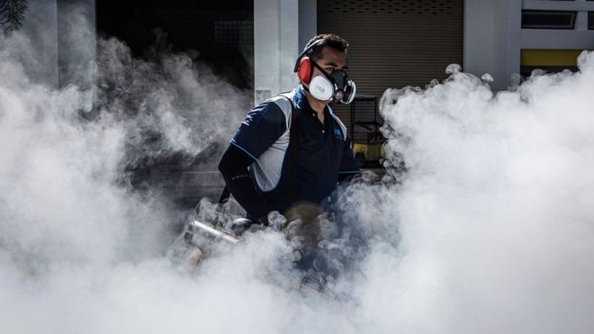 Nhân viên y tế Singapore phun thuốc diệt muỗi, ngă