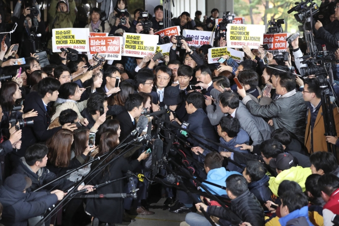 bà Choi Soon-sil trong vòng vây của báo chí và ngư