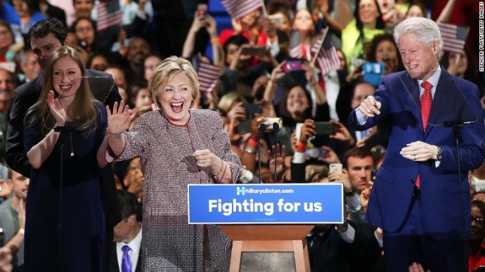 Bà Clinton bước trên sân khấu cùng gia đình sau kh