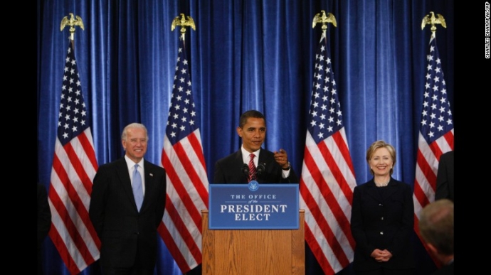 Bà Clinton cùng Phó Tổng thống Joe Biden đứng hai 