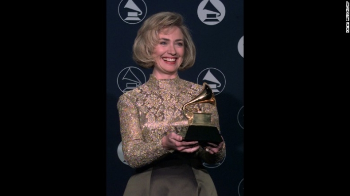 Bà Clinton nâng trên tay Giải thưởng Grammy khi bà