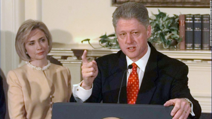 Bà Clinton nhìn chồng khi ông chia sẻ về bê bối qu