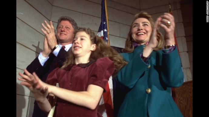 Gia đình Clinton chúc mừng tại Little Rock, bang A