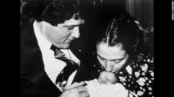 Năm 1975, bà Clinton kết hôn với ông Bill Clinton 