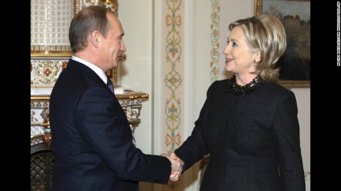 Ở cương vị Ngoại trưởng Mỹ, bà Clinton bắt tay chà