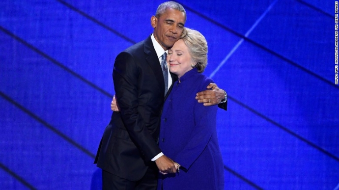 Ông Obama ôm bà Clinton sau khi ông kết thúc bài p