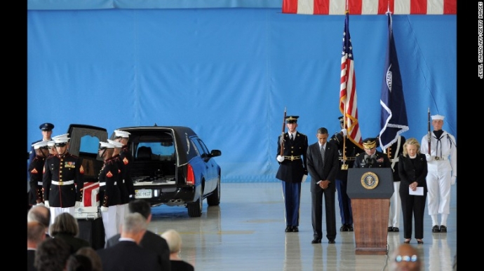 Ông Obama và bà Clinton cúi đầu trong lễ đưa thi h