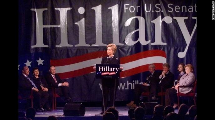 Tháng 2.2000, bà Hillary Clinton thông báo sẽ chạy
