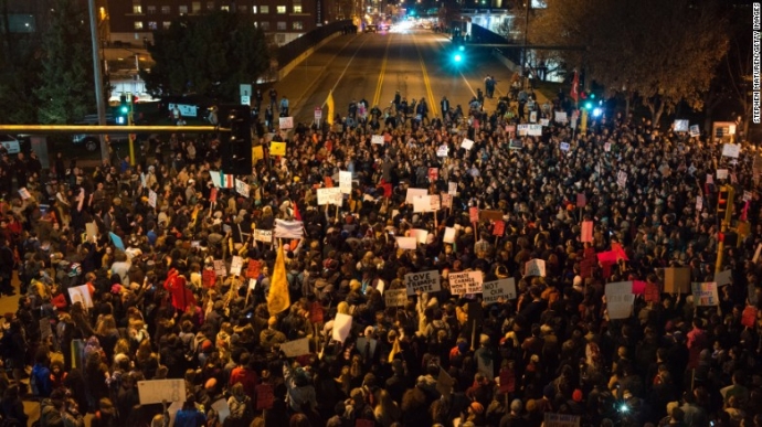 Đám đông lớn người biểu tình tại Đại học Minnesota