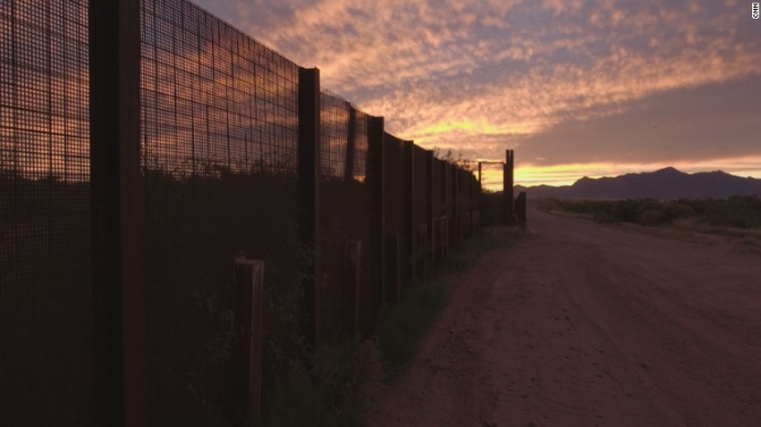 Hàng rào chia cách biên giới và Mỹ và Mexico tại b