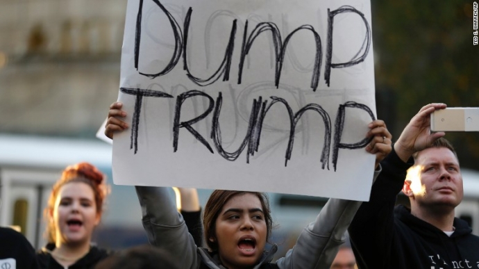 Người biểu tình tại Seattle giơ biển %22Dump Trump