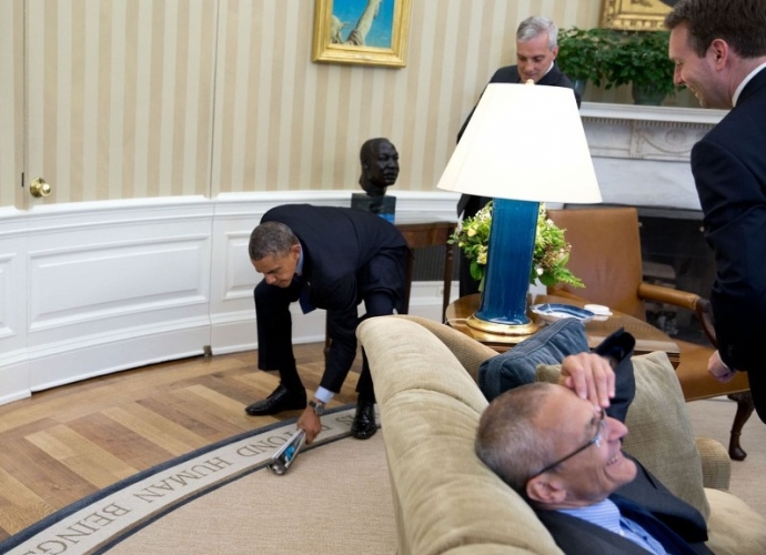 Các trợ lý của ông Obama bật cười khi vị Tổng thốn
