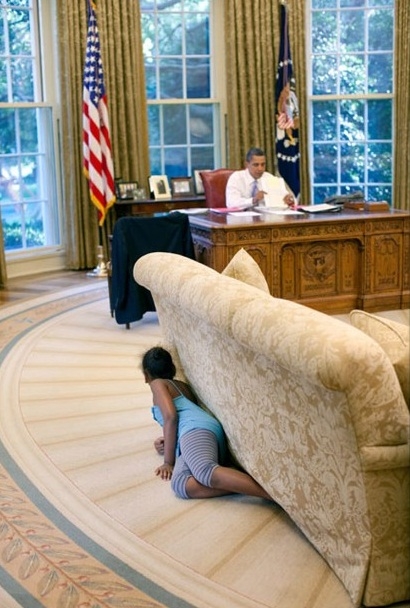 Con gái Sasha Obama trốn đằng sau ghế sofa phòng B