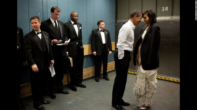 Khoảnh khắc ông Obama trêu đùa cùng vợ trong thang