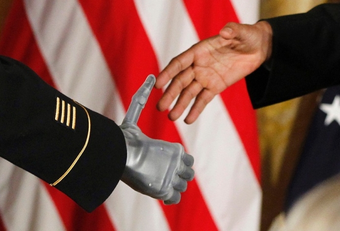 Ông Obama bắt tay với Sĩ quan quân đội Leroy Arthu