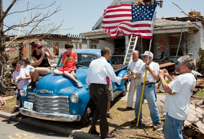 Ông Obama chào người dân tại Joplin, Missouri, nơi