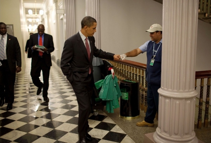 Ông Obama chào thân mật một nhân viên dọn dẹp tại 