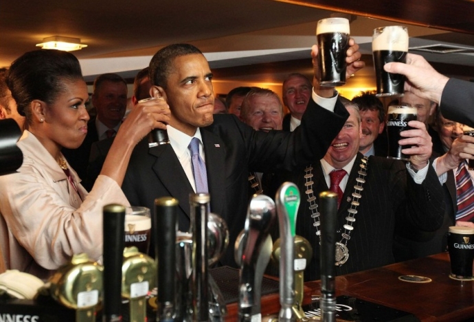 Ông Obama cùng gia đình đệ nhất thưởng thướng bia 