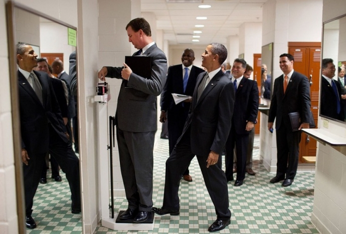 Ông Obama đặt chân lên bàn cân khi Giám đốc phụ tr