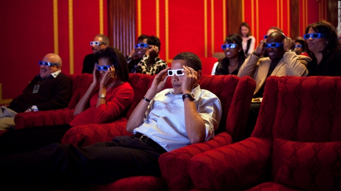 Ông Obama đeo kính 3D xem Super Bowl tại Nhà Trắng