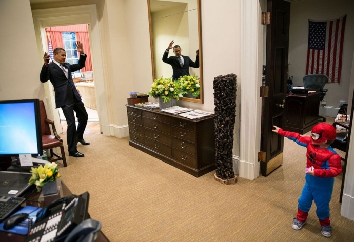 Ông Obama giả vờ bị bắt khi chơi đùa cùng cậu bé N