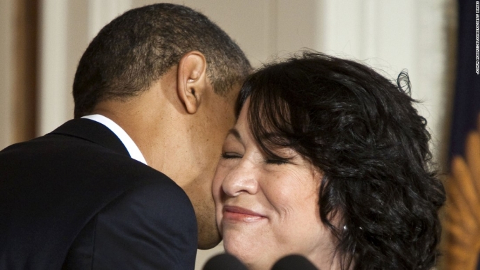 Ông Obama hôn bà Sonia Sotomayor sau khi thông báo