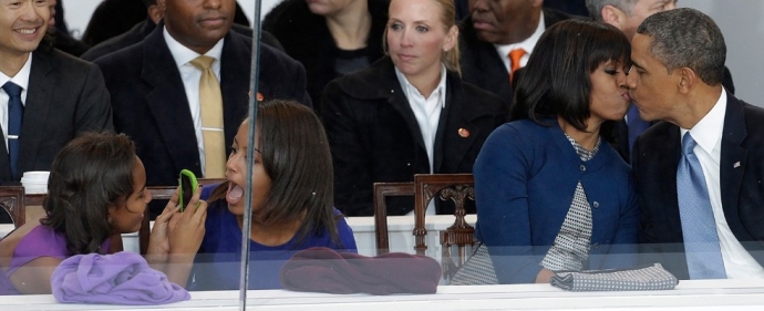 Ông Obama hôn vợ trong lễ duyệt binh tại Washingto